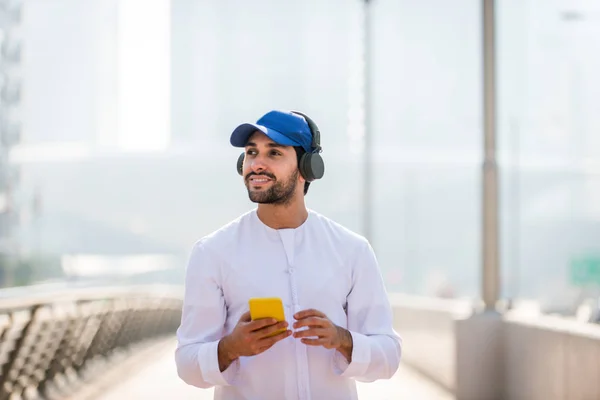 Pria Arab dengan kandora di Dubai — Stok Foto