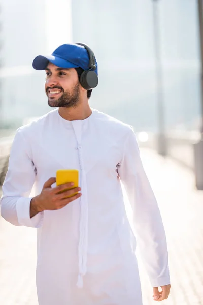 Pria Arab dengan kandora di Dubai — Stok Foto