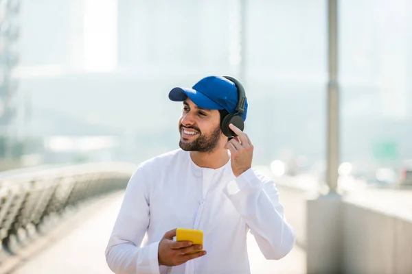 Hombre árabe con kandora en Dubai — Foto de Stock