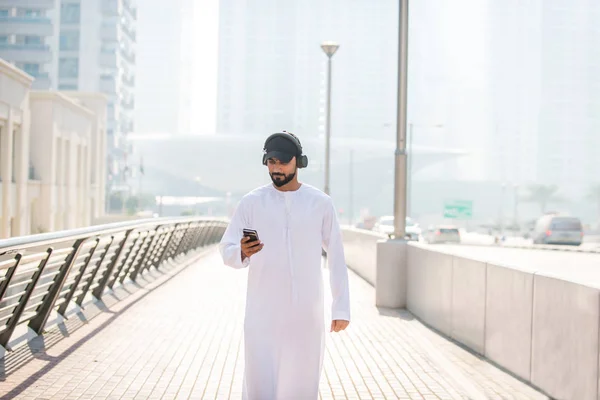 Arab férfi kandorával Dubaiban — Stock Fotó