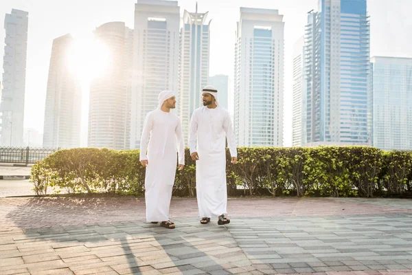 Двое мужчин с кандорой в Дубае — стоковое фото