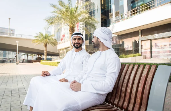 Dois homens com kandora em Dubai — Fotografia de Stock