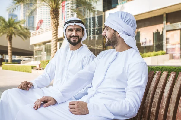 Dois homens com kandora em Dubai — Fotografia de Stock