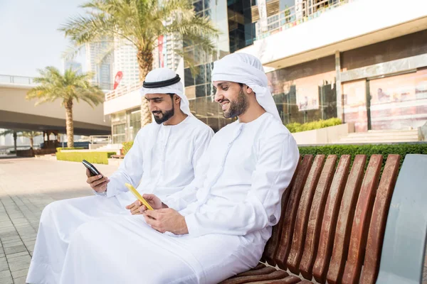 Two men with kandora in Dubai — Stockfoto