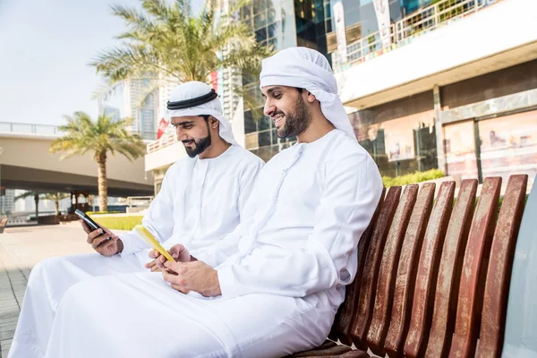 Two men with kandora in Dubai — Stockfoto