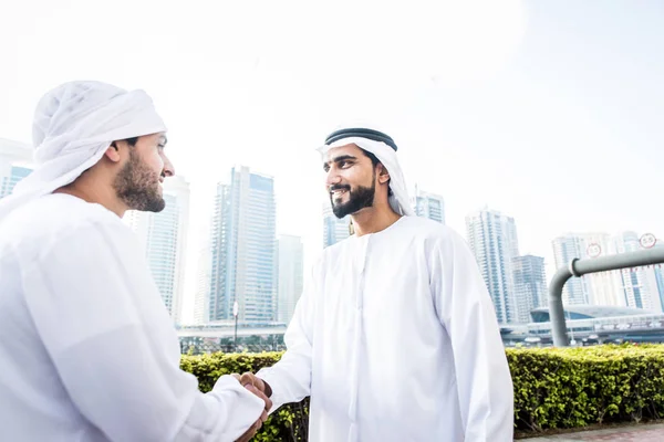 Due uomini con kandora a Dubai — Foto Stock