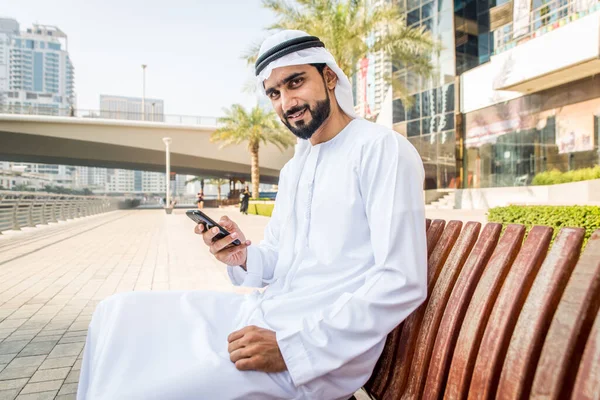 Uomo arabo con kandora a Dubai — Foto Stock