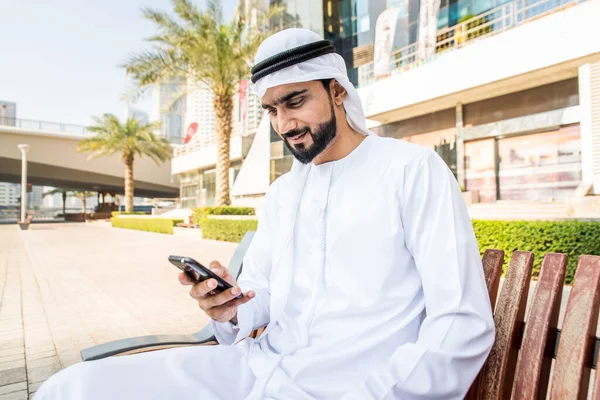 Hombre árabe con kandora en Dubai — Foto de Stock