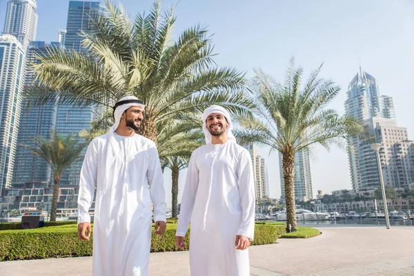 Dois homens com kandora em Dubai — Fotografia de Stock