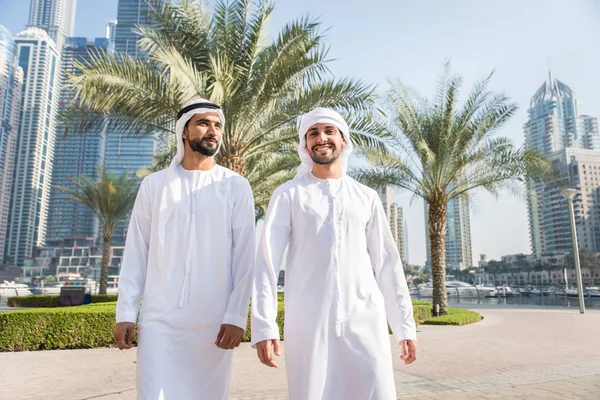 Двоє чоловіків з Кандорою в Дубаї. — стокове фото