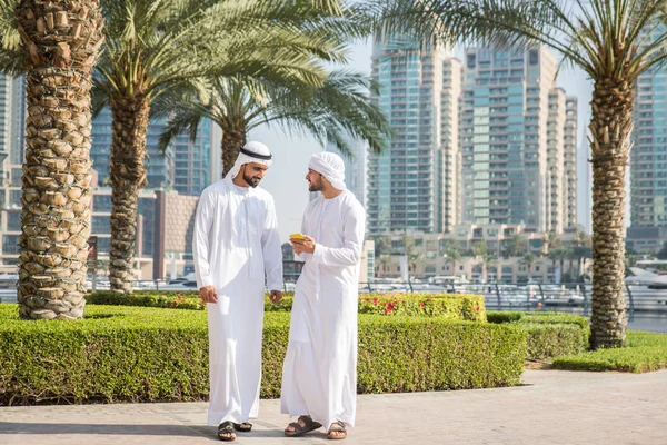 Dois homens com kandora em Dubai — Fotografia de Stock