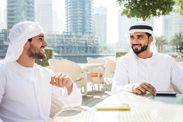 Dois homens com kandora em Dubai — Fotografia de Stock