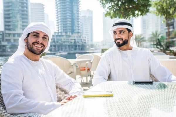 Due uomini con kandora a Dubai — Foto Stock