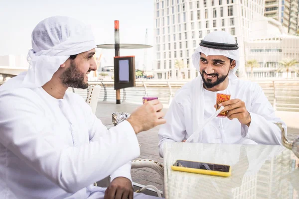 Két férfi Kandorával Dubaiban. — Stock Fotó