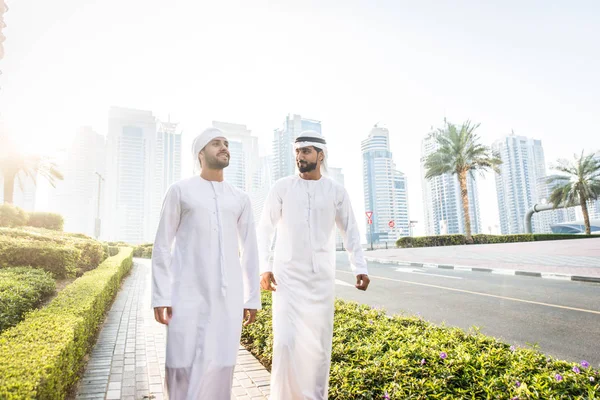 Dois homens com kandora em Dubai — Fotografia de Stock