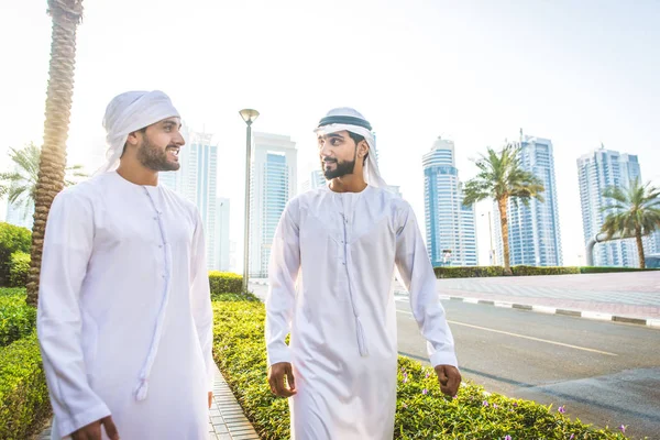 Dois homens com kandora em Dubai — Fotografia de Stock