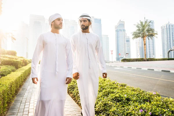 Dwóch mężczyzn z kandorą w Dubaju — Zdjęcie stockowe