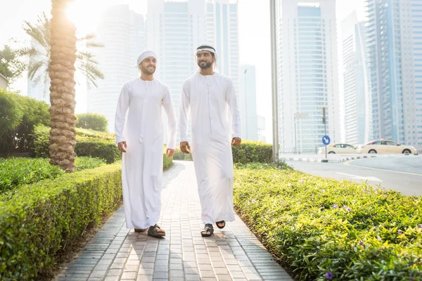 Dois homens com kandora em Dubai — Fotografia de Stock