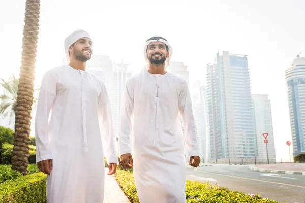 Dois homens com kandora em Dubai — Fotografia de Stock