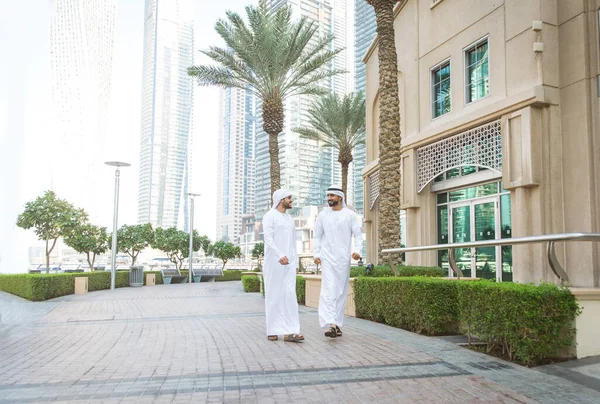Dos hombres con kandora en Dubai —  Fotos de Stock