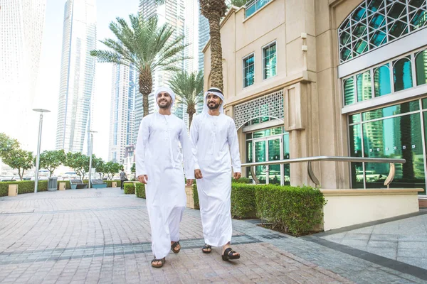 Dois homens com kandora em Dubai — Fotografia de Stock