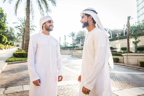 Dois homens com kandora em Dubai — Fotografia de Stock