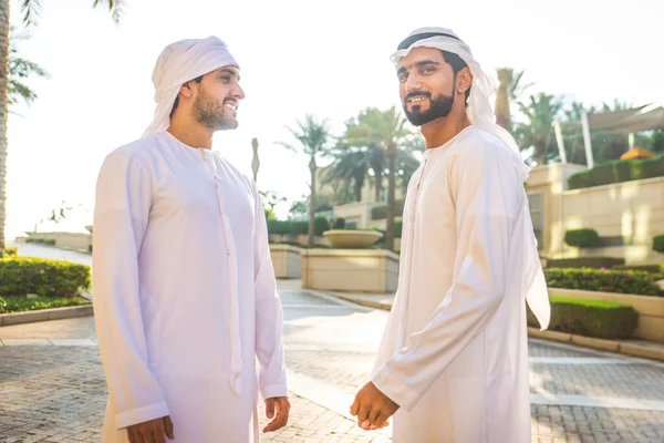 Dois homens com kandora em Dubai — Fotografia de Stock