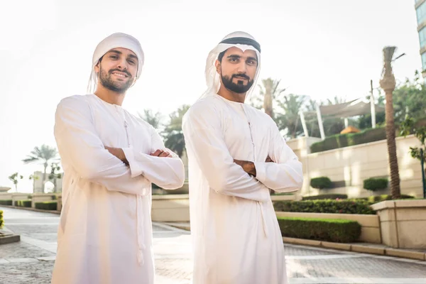 Dois homens com kandora em Dubai — Fotografia de Stock