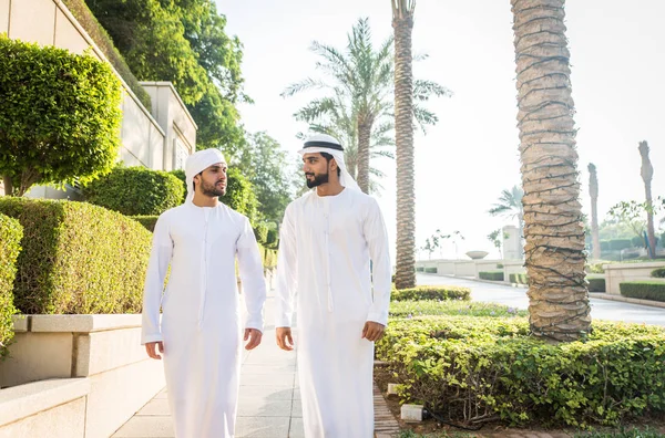 Dois homens com kandora em Dubai — Fotografia de Stock