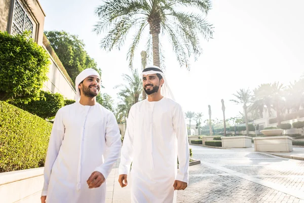 Dois homens com kandora em Dubai — Fotografia de Stock