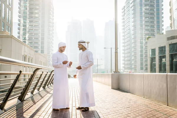 Dva muži s Kandorou v Dubaji — Stock fotografie