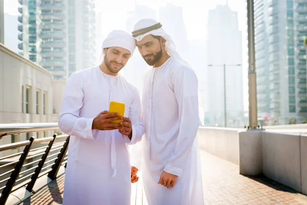 Two men with kandora in Dubai — Stockfoto