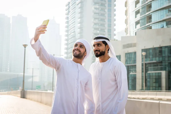 Két férfi Kandorával Dubaiban. — Stock Fotó