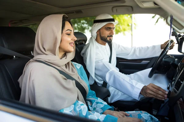 Arabisch koppel rijden in een auto — Stockfoto