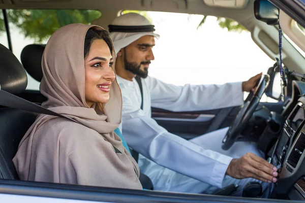Casal árabe dirigindo em um carro — Fotografia de Stock