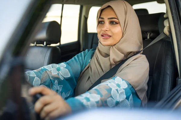 Pareja árabe conduciendo en un coche — Foto de Stock
