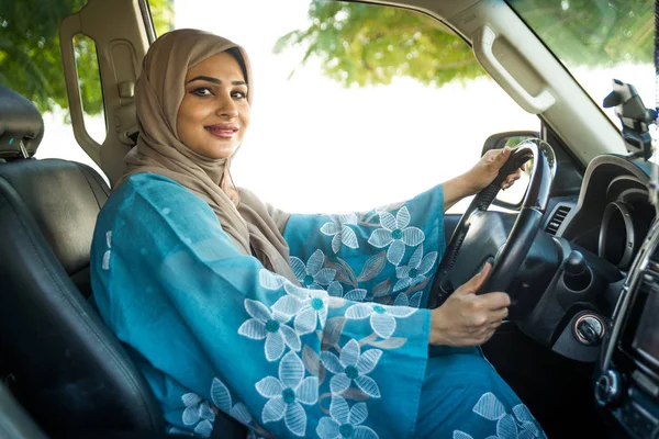 Casal árabe dirigindo em um carro — Fotografia de Stock