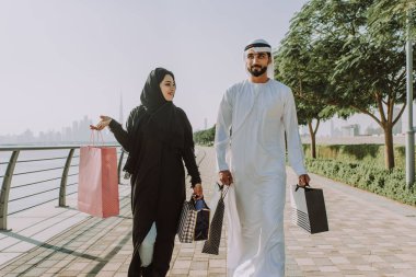 Arabic couple dating in Dubai