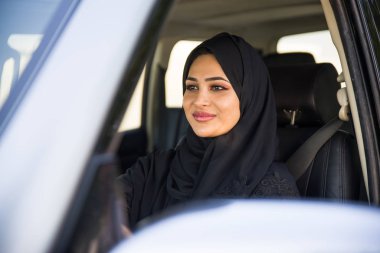 Araba süren Arap kadın.