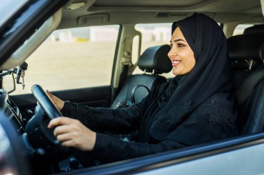 Araba süren Arap kadın.