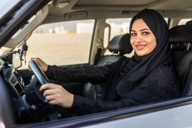 Araba süren Arap kadın.