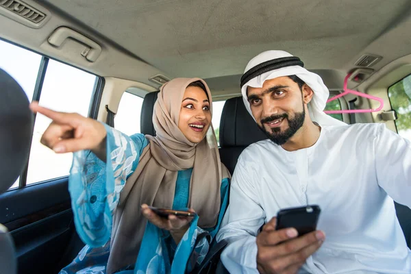 Casal árabe dirigindo em um carro — Fotografia de Stock