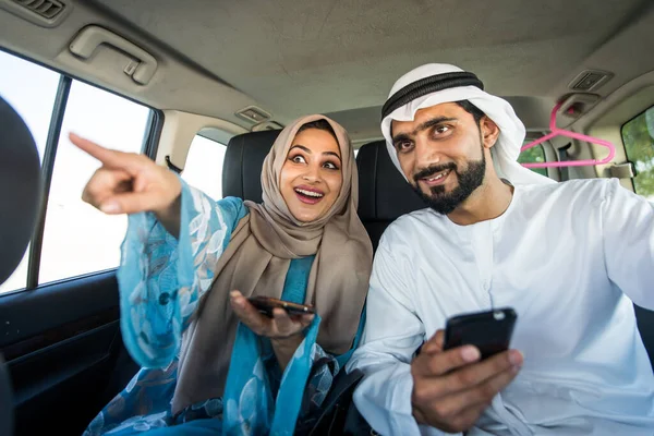 Casal árabe dirigindo em um carro — Fotografia de Stock