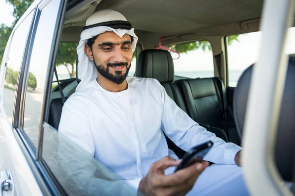 Hombre árabe conduciendo en un coche — Foto de Stock