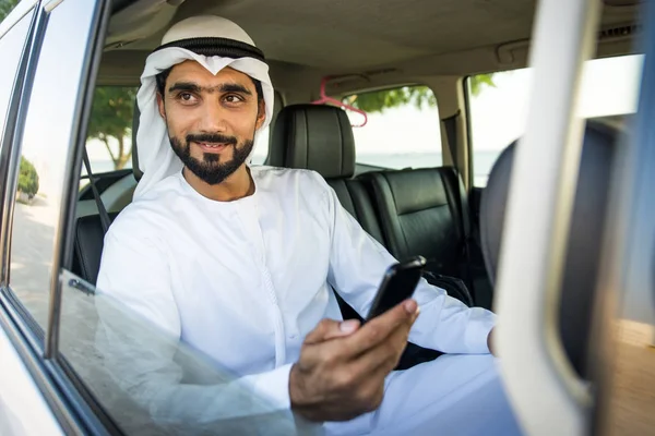 Homem árabe dirigindo em um carro — Fotografia de Stock