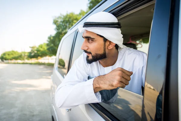 Homem árabe dirigindo em um carro — Fotografia de Stock