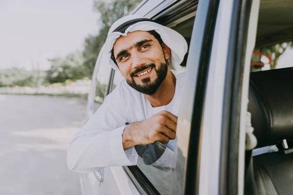 Homem árabe dirigindo em um carro — Fotografia de Stock