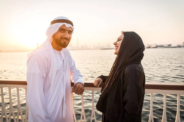 Encontros de casal árabe em Dubai — Fotografia de Stock