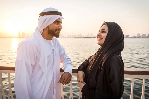 Arabský pár datující v Dubaji — Stock fotografie