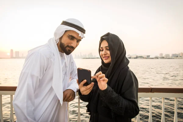 Arabský pár datující v Dubaji — Stock fotografie